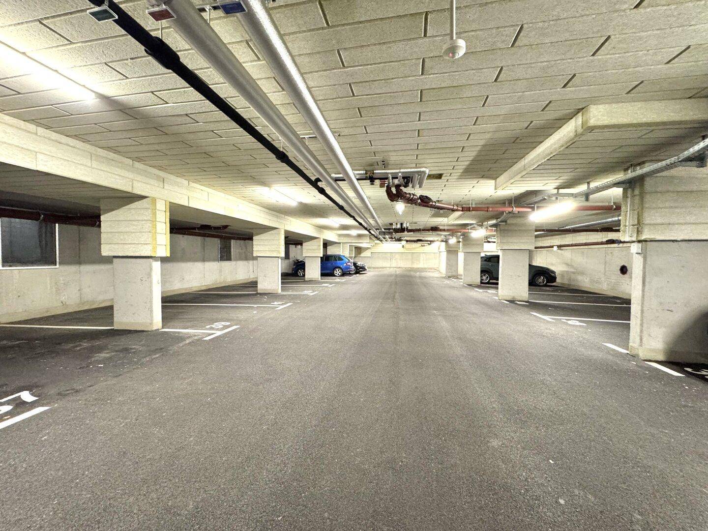 Geräumige Tiefgarage mit zahlreichen Stellplätzen und guter Beleuchtung.