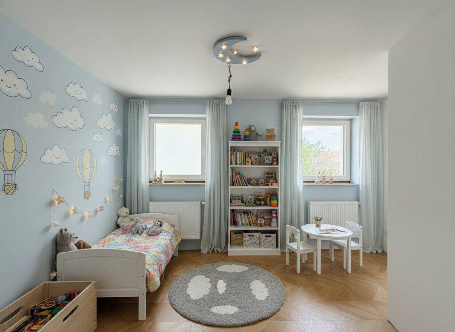 Freundliches Kinderzimmer mit hellblauen Wänden, Holzboden und kindgerechter Einrichtung.