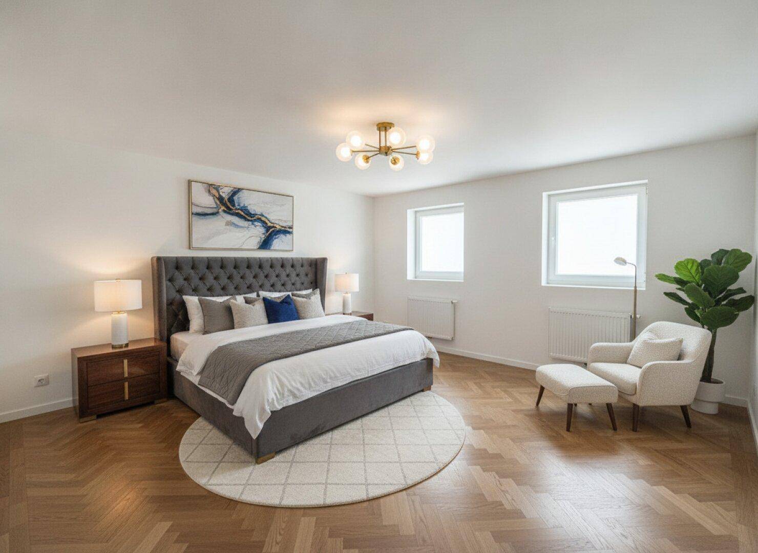 Elegantes Schlafzimmer mit großem Doppelbett, Holzboden und moderner Beleuchtung.