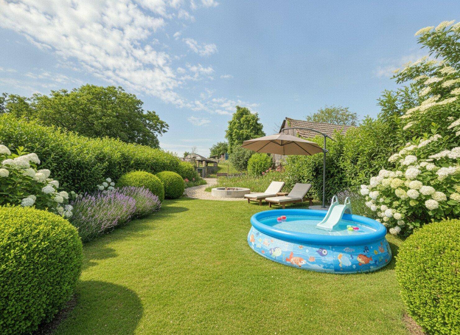 Gepflegter Garten mit Rasenfläche, Sträuchern, kleinem Pool, Sonnenliegen und Feuerstelle.
