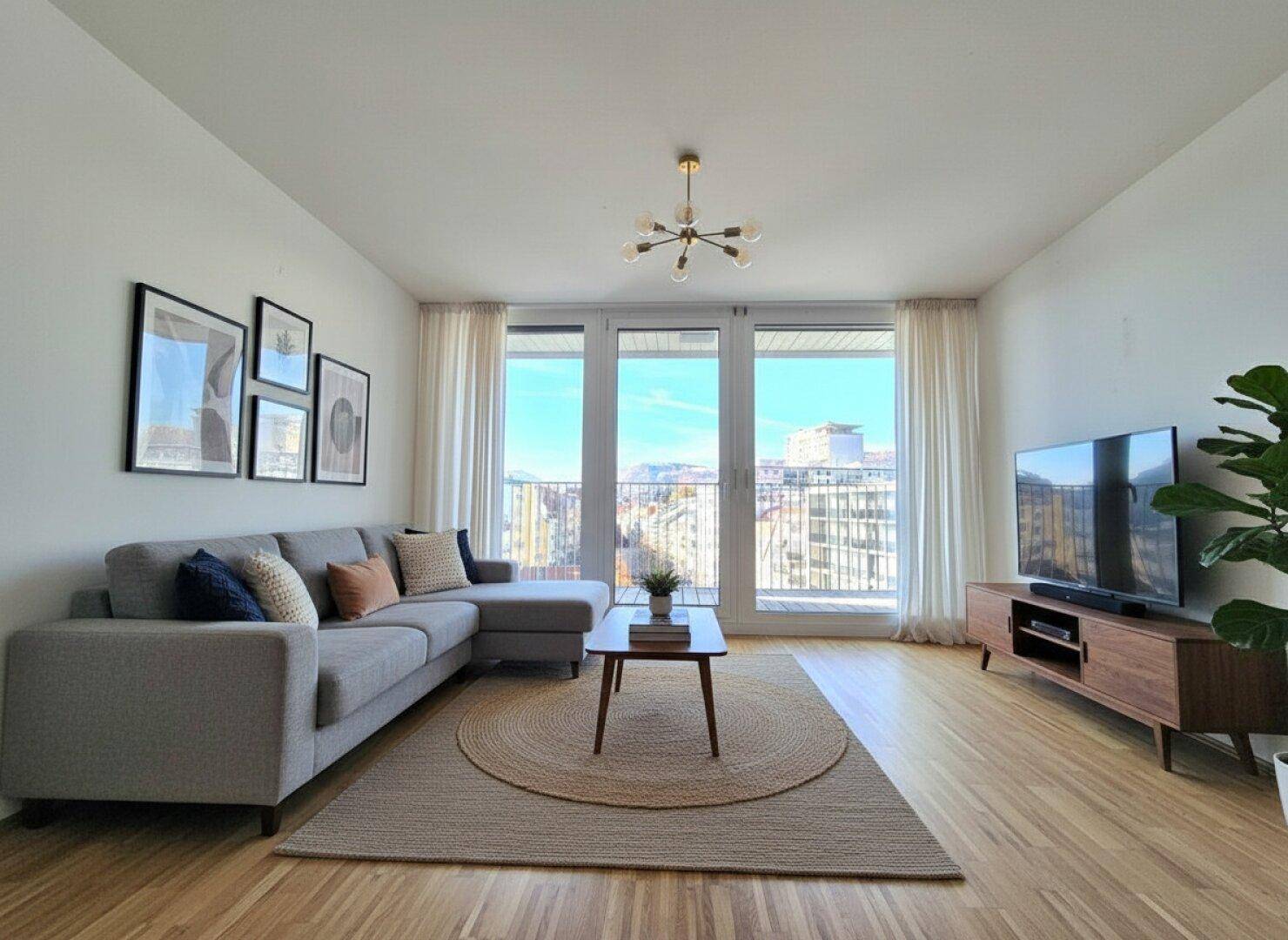 Lichtdurchflutetes Wohnzimmer mit großen Fenstern, Stadtblick und modernem Interieur.