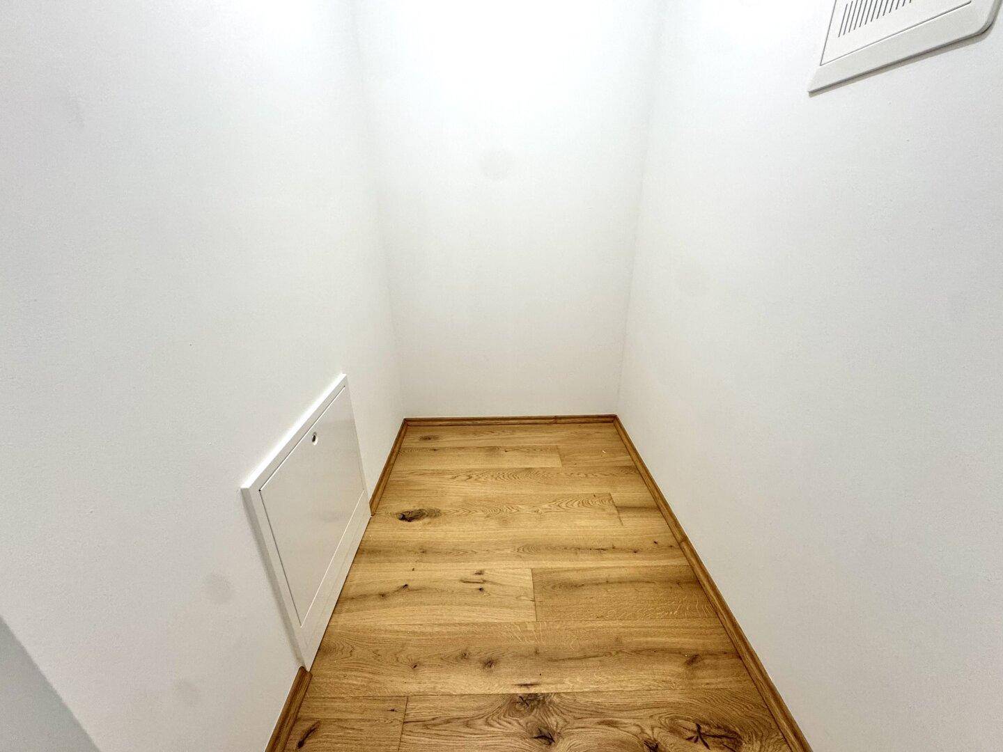 Kleiner Abstellraum mit Holzboden und Zugangsklappe, ideal für zusätzlichen Stauraum.