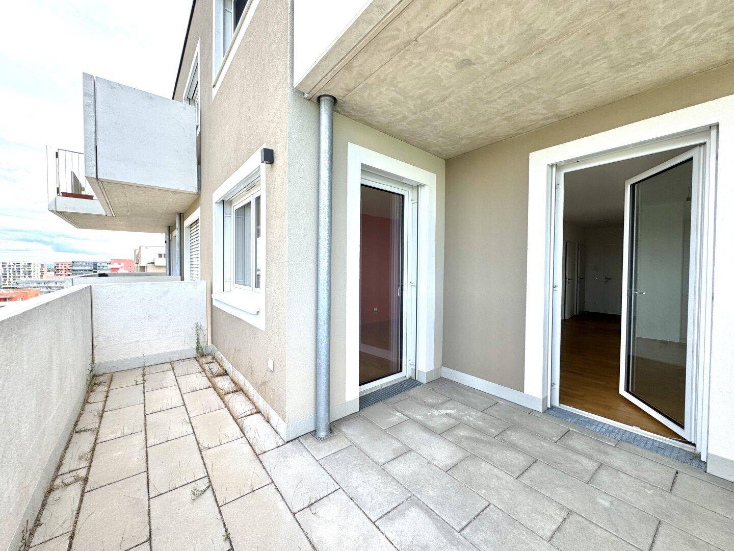 Geräumiger Balkon mit Fliesenboden und direktem Zugang zu den Innenräumen.