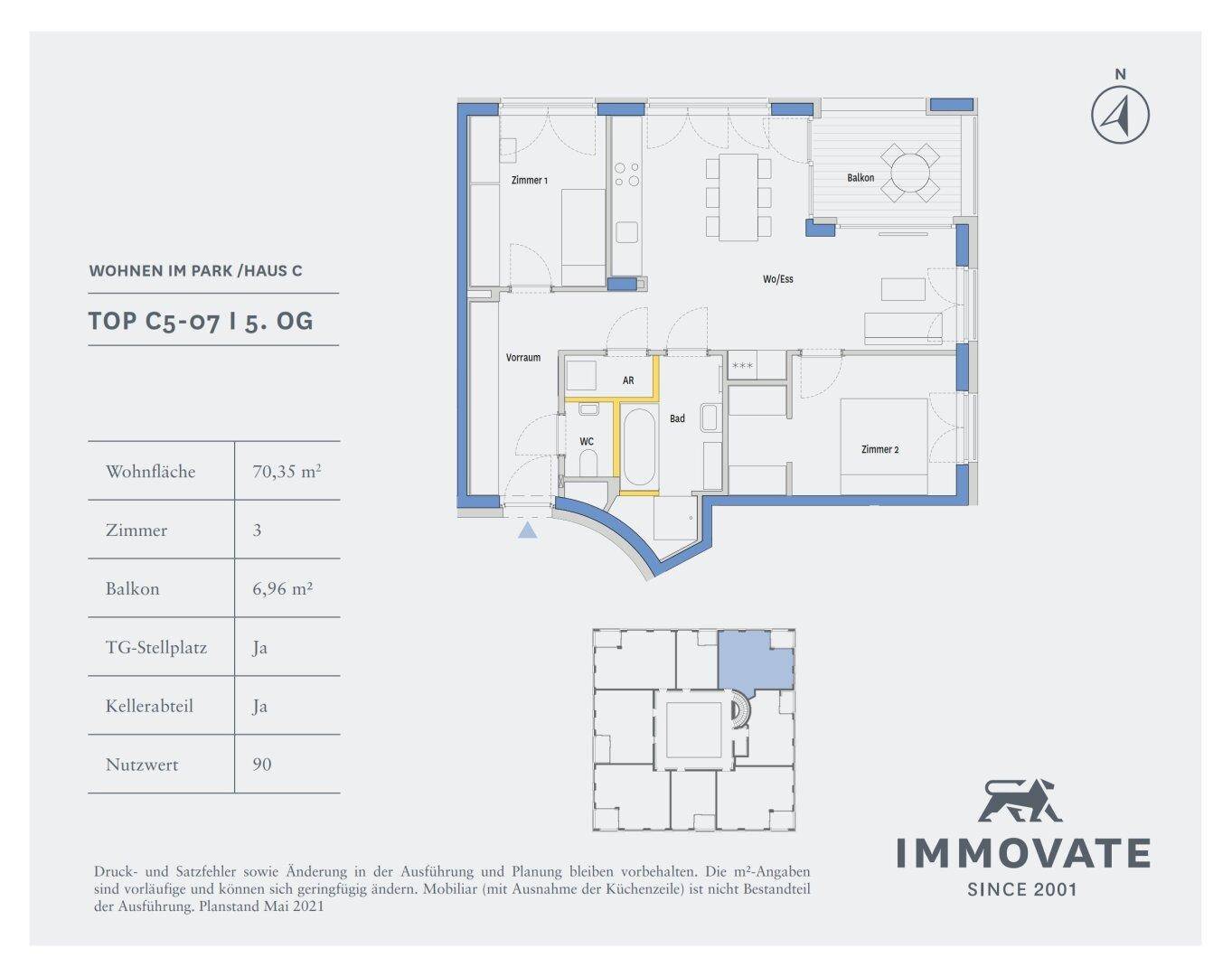 Grundriss einer Wohnung mit drei Zimmern, offenem Wohnbereich, Balkon und separatem WC.