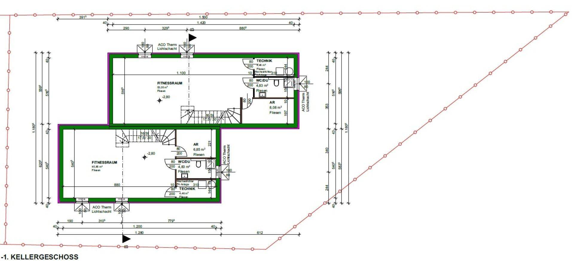 Grundriss des Kellergeschosses mit Fitnessräumen, Technikräumen und WCs für zwei Wohneinheiten.