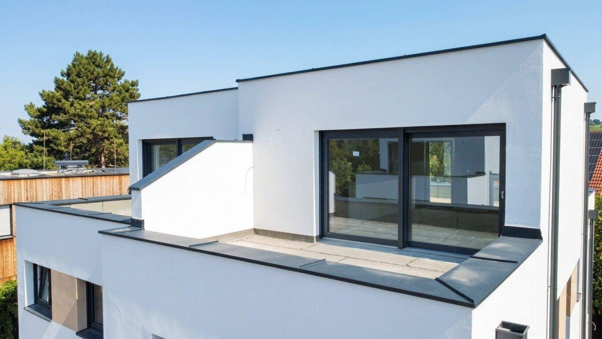 Geräumige, unmöblierte Dachterrasse mit Schiebefenstern und Potenzial für individuelle Gestaltung.