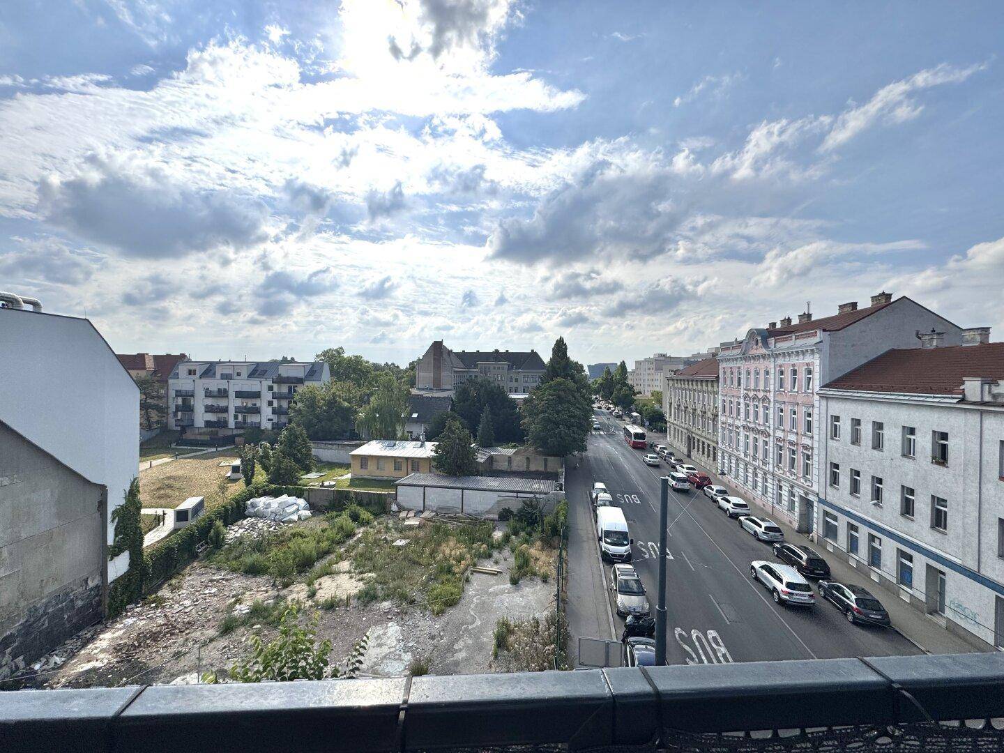 Weitblick über die Stadt mit angrenzender Straße und umliegenden Gebäuden.