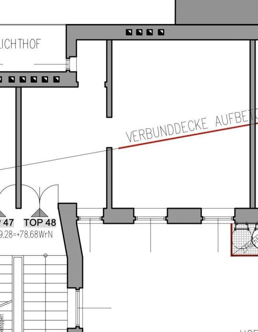 Grundrissplan eines Gebäudeteils mit Lichtschacht und strukturellen Angaben.
