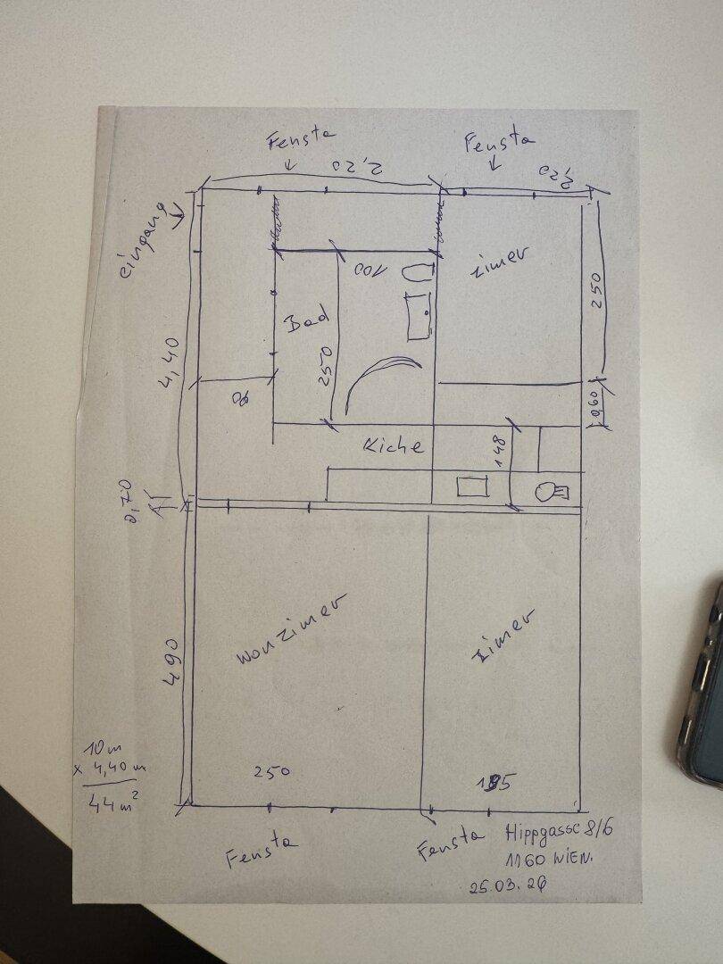 Handgezeichneter Grundriss einer Wohnung mit mehreren Zimmern und Maßen.