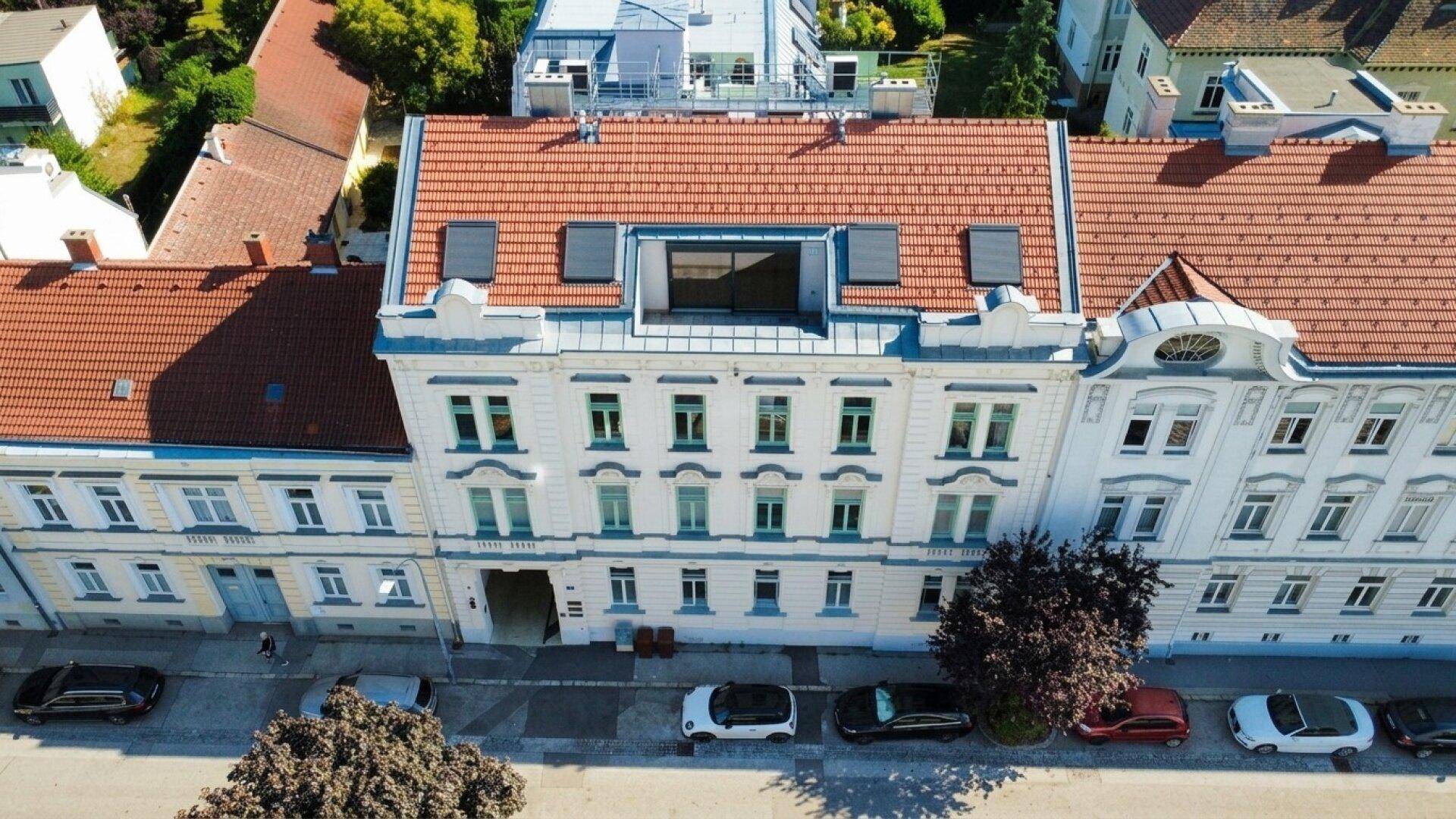 Historisches Gebäude mit Mansarddach und klassischer Fassade.