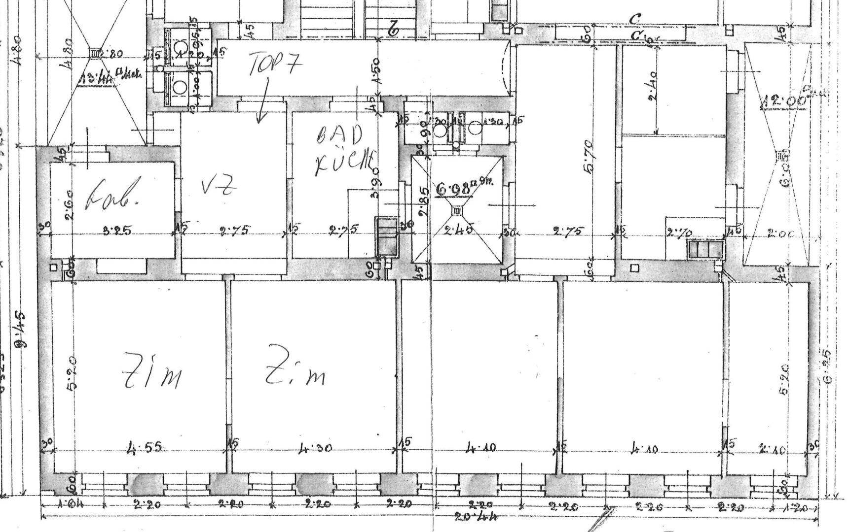Detaillierter Grundrissplan mit mehreren Zimmern, Bad und Küche, inklusive Bemaßungen.
