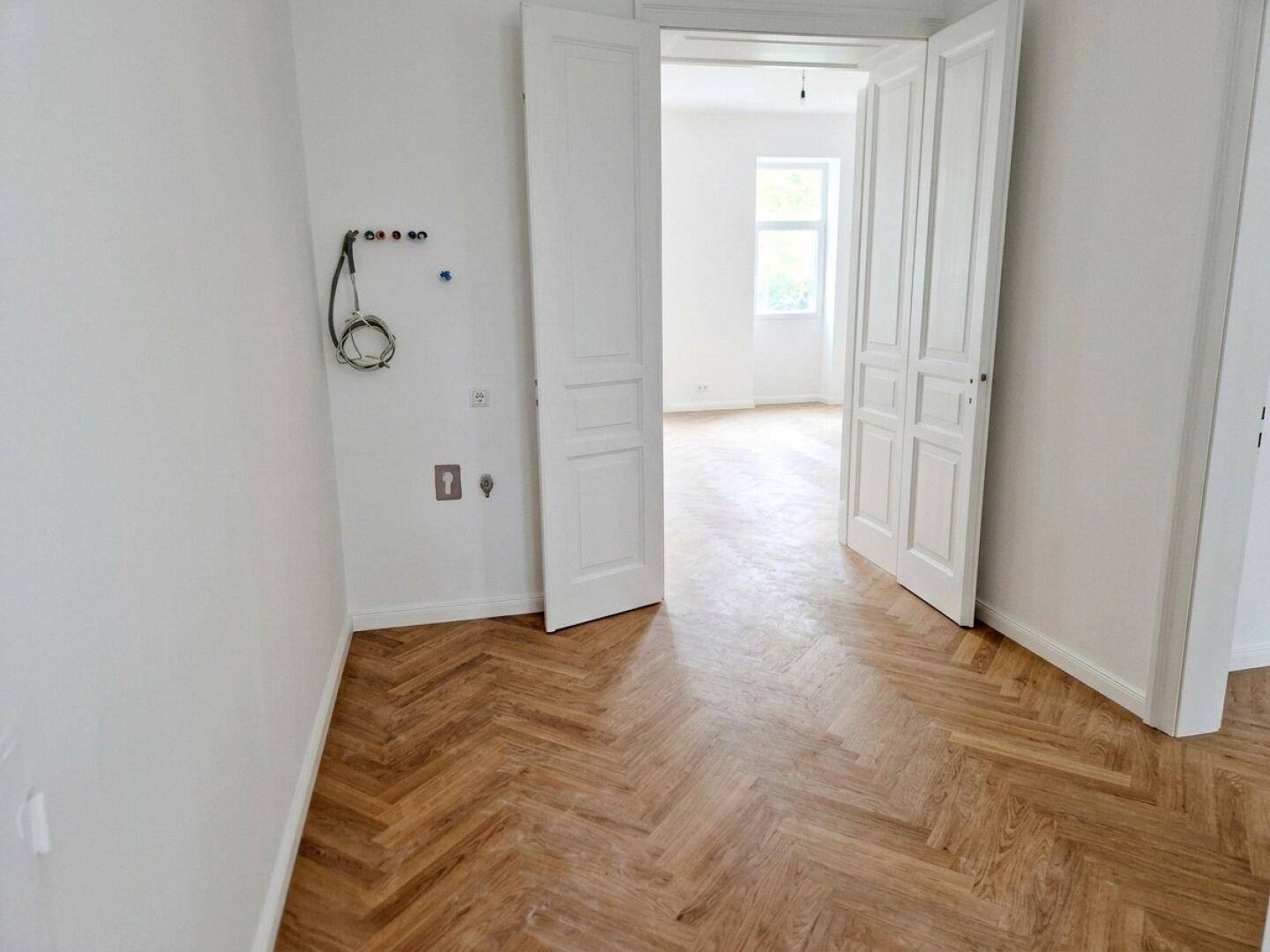 Praktischer Hauswirtschaftsraum mit Anschlüssen für Waschmaschine und Trockner.