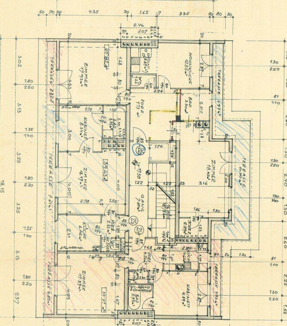 Detaillierter Grundriss mit mehreren Zimmern, Terrassen und Maßangaben.