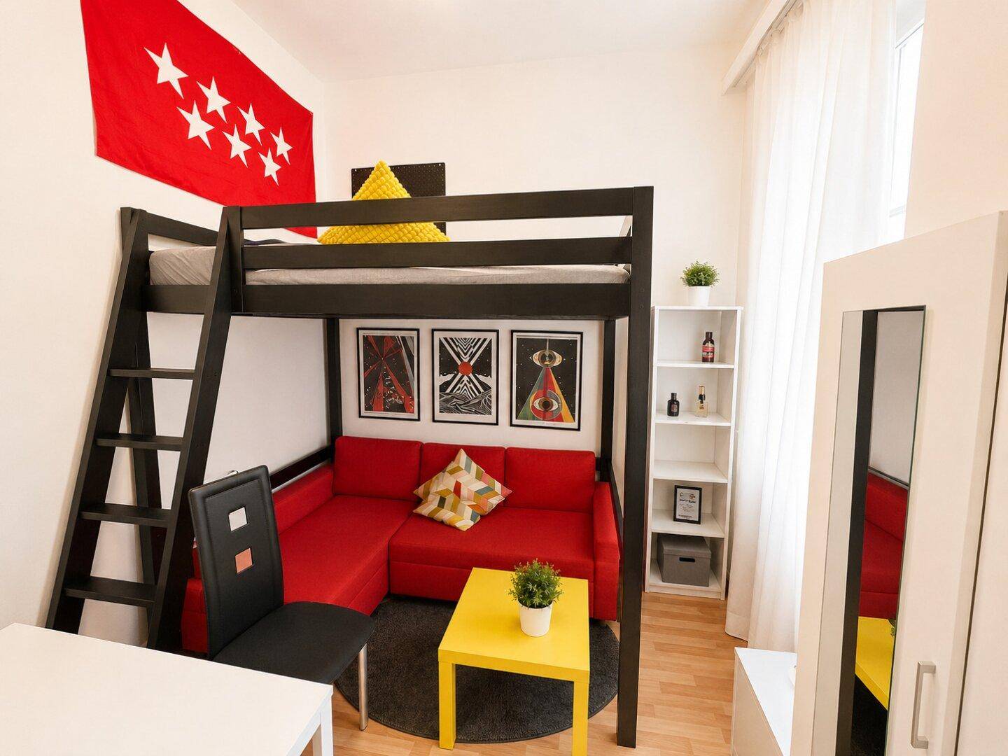 Kompaktes Schlafzimmer mit Hochbett, rotem Sofa und modernem Dekor, effizient genutzt.