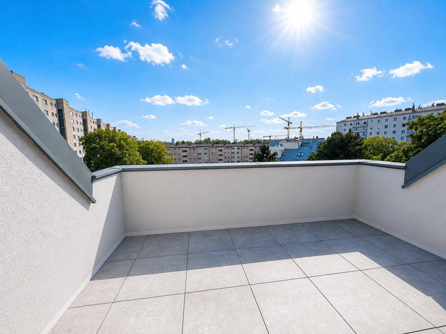 Helle Dachterrasse mit modernem Fliesenboden und Panoramablick auf die städtische Umgebung.