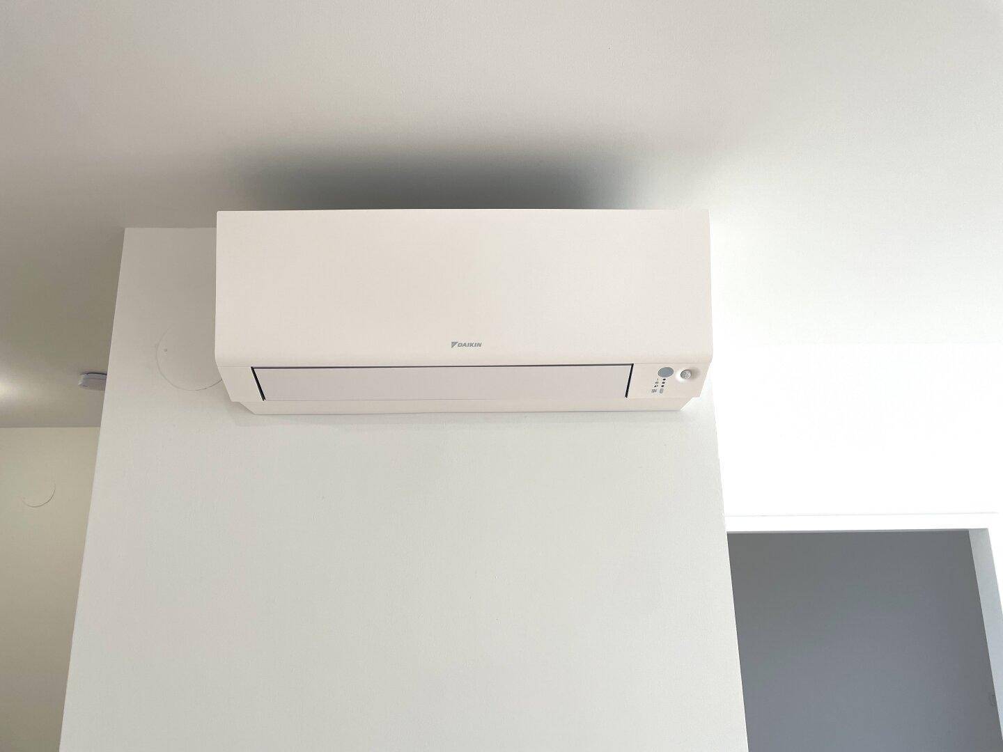 Moderne Klimaanlage an einer weißen Wand, sorgt für angenehme Raumtemperatur.