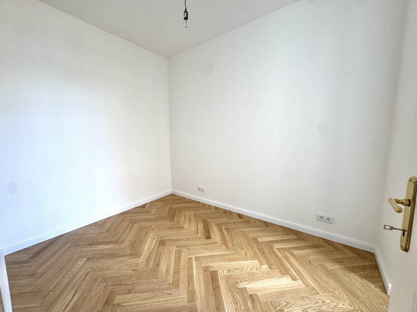 Kleines, helles Zimmer mit Fischgrätparkett, frisch renoviert und bezugsfertig.