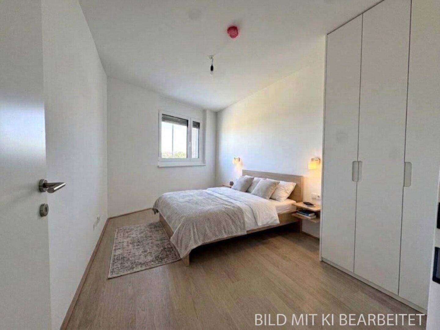 Gemütliches Schlafzimmer mit Holzboden, Doppelbett und weißem Kleiderschrank, gut beleuchtet.