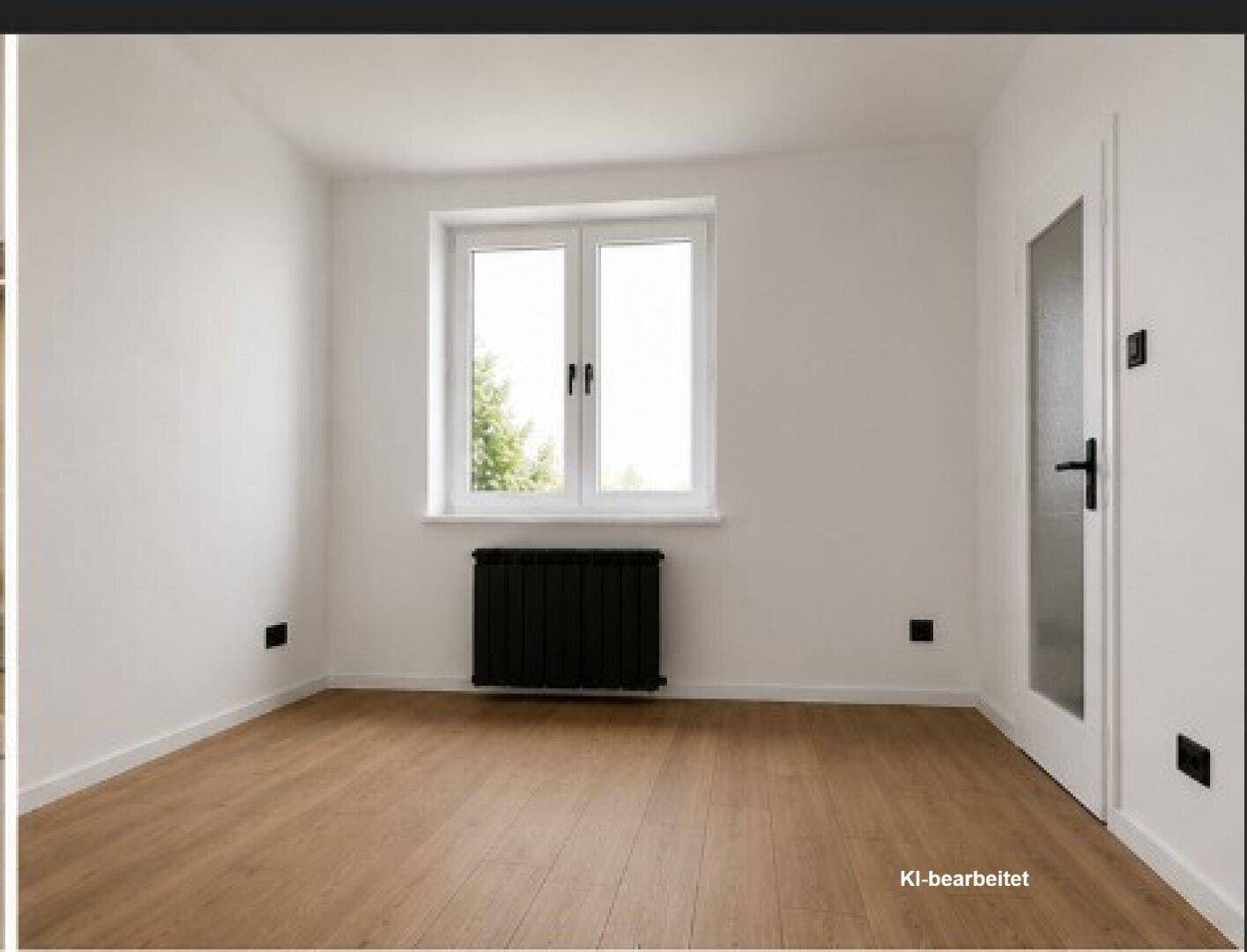 Lichtdurchfluteter Raum mit Laminatboden, weiß gestrichenen Wänden und Heizkörper.