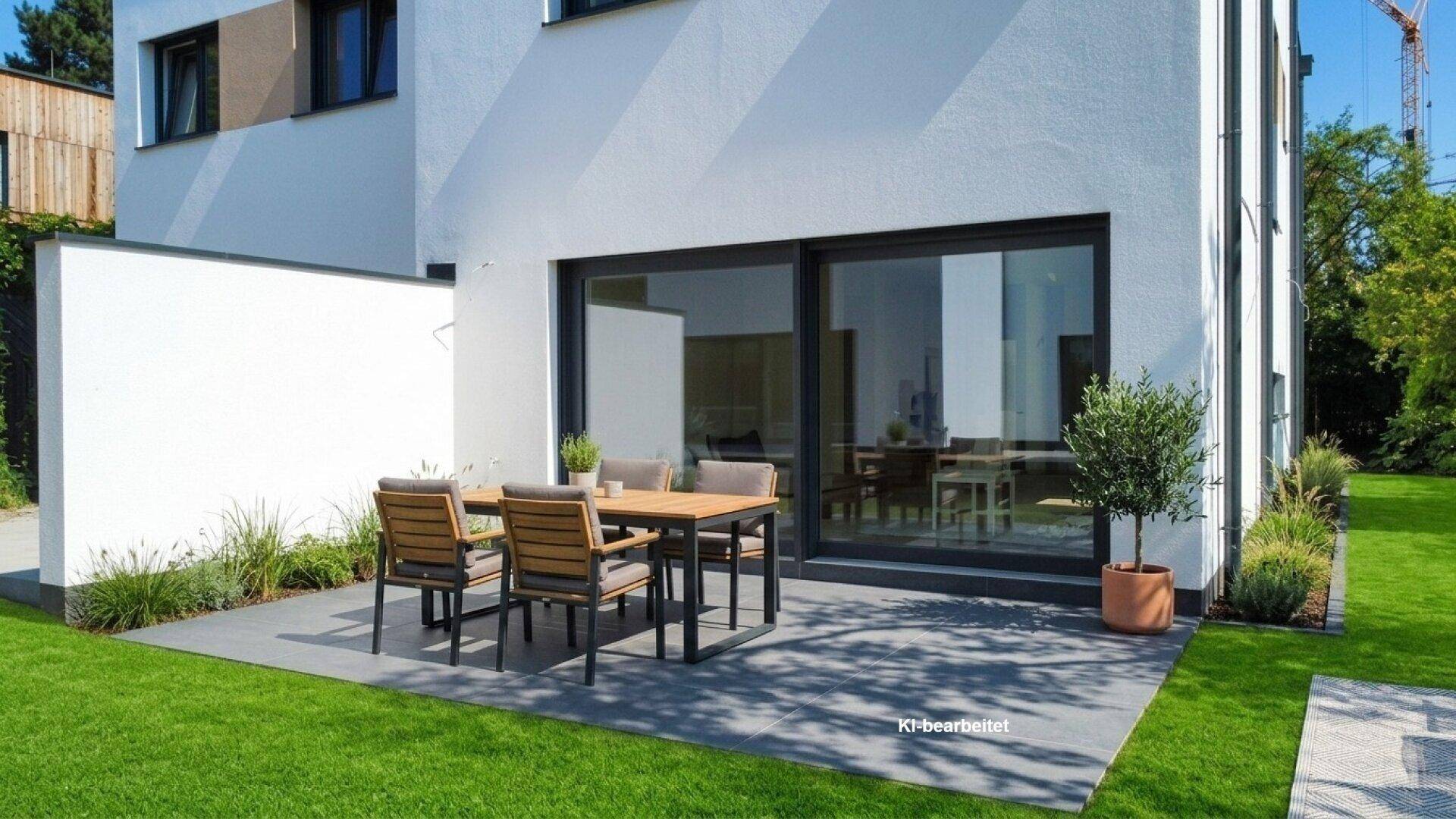 Sonniger Terrassenbereich mit Gartenmöbeln und Rasenfläche, ideal für Mahlzeiten im Freien.