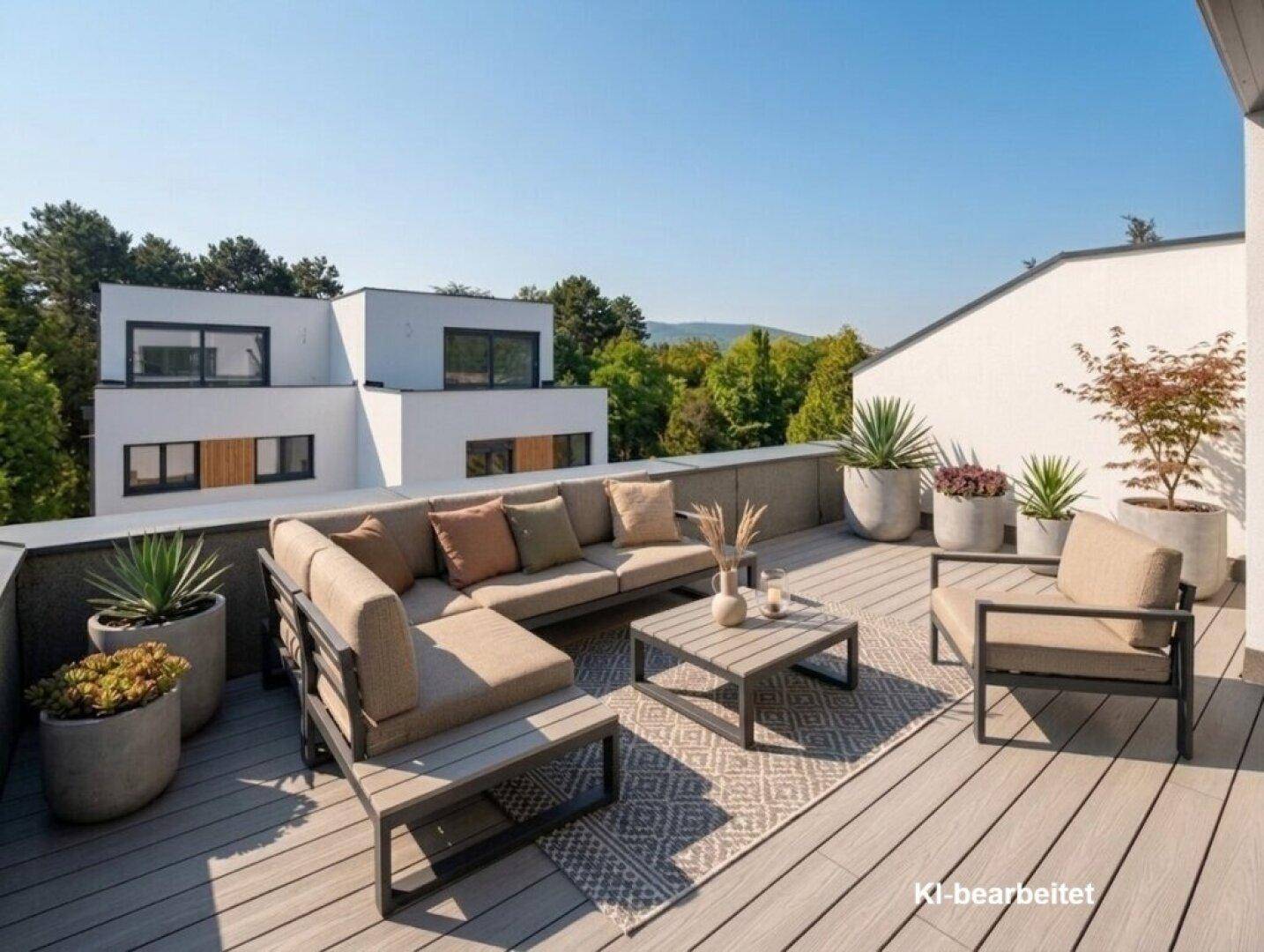 Geräumige Dachterrasse mit bequemen Lounge-Möbeln und Pflanzen, bietet einen weiten Blick ins Grüne.