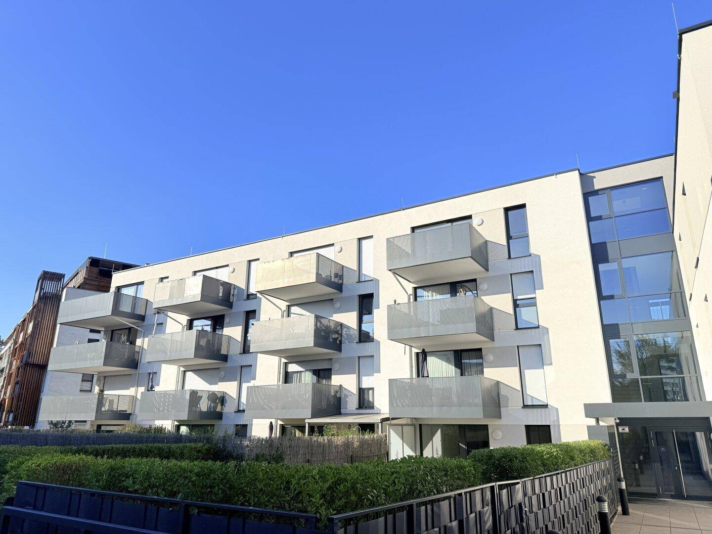 Moderne Wohnanlage mit zahlreichen Balkonen und zeitgenössischer Architektur.