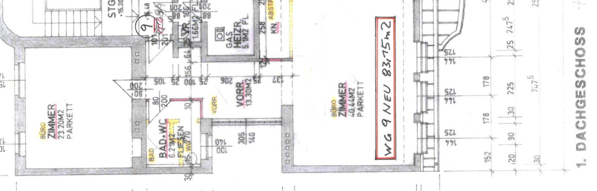 Grundrissplan einer Dachgeschosswohnung mit Zimmern und Bad.
