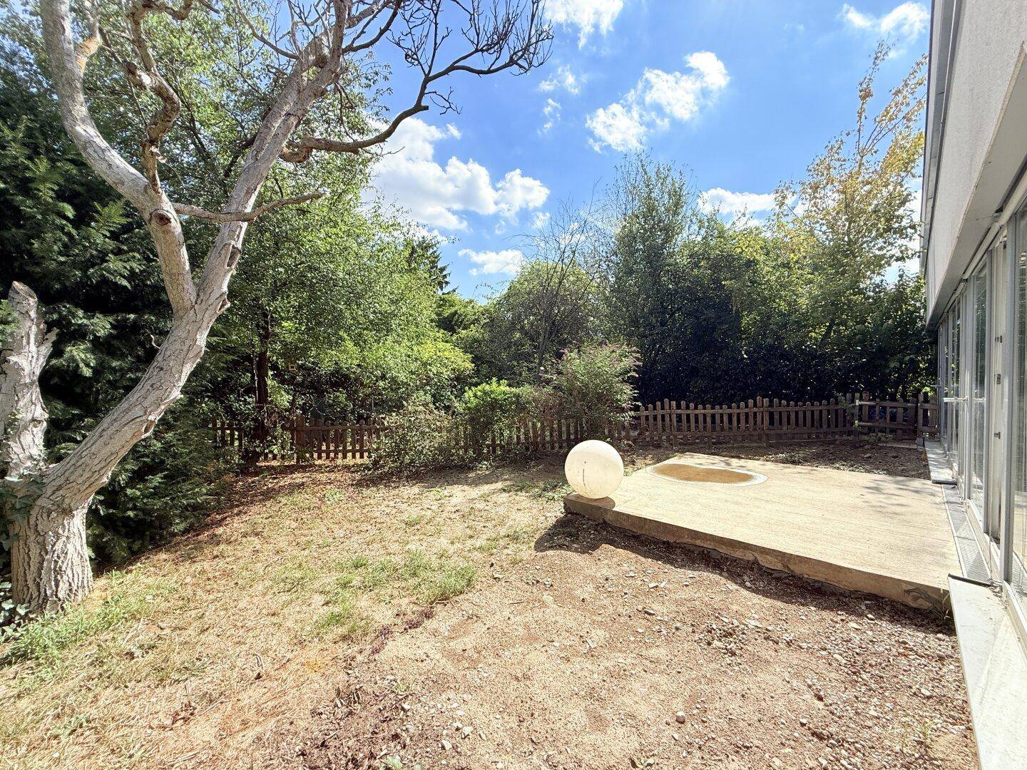 Weitläufiger Garten mit Terrasse, altem Baumbestand und viel Privatsphäre.