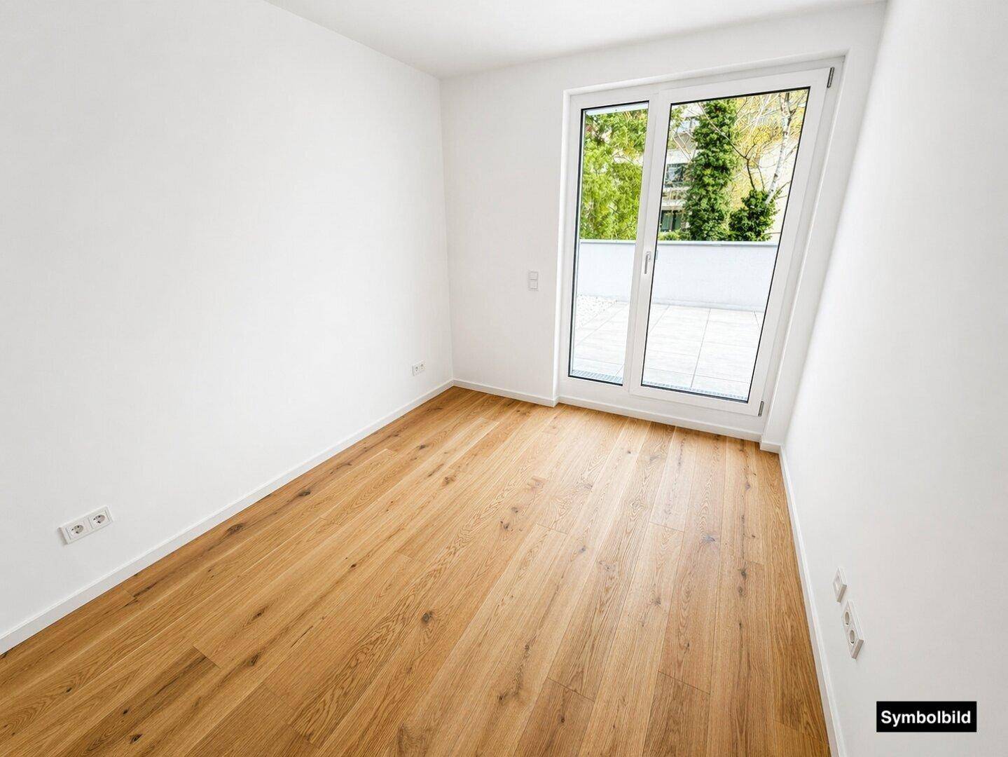 Schlafzimmer mit hellem Eichenparkettboden, weißen Wänden und Zugang zu einer Terrasse.