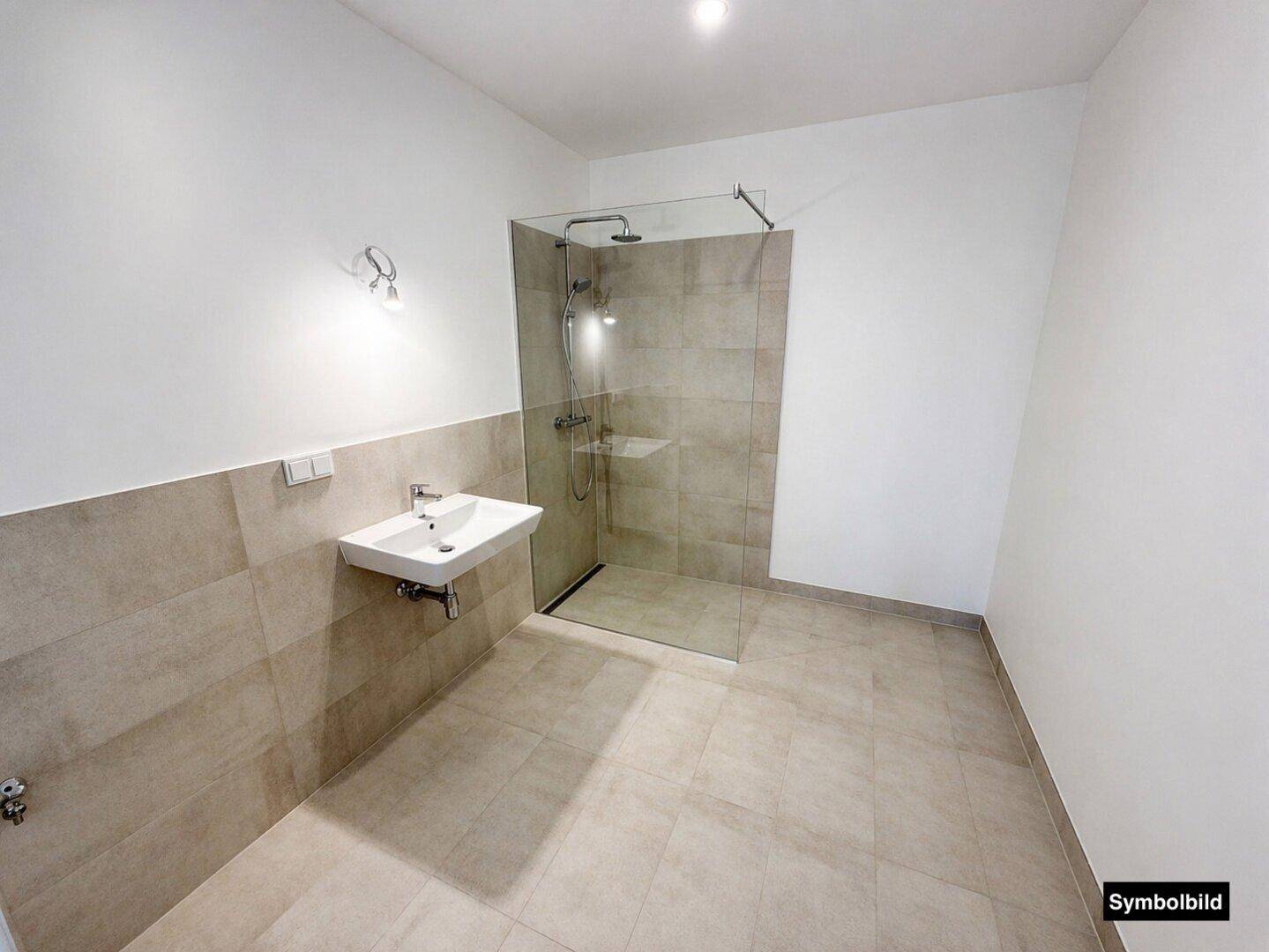 Modernes Badezimmer mit begehbarer Dusche, großformatigen Fliesen und einem einzelnen Waschbecken.
