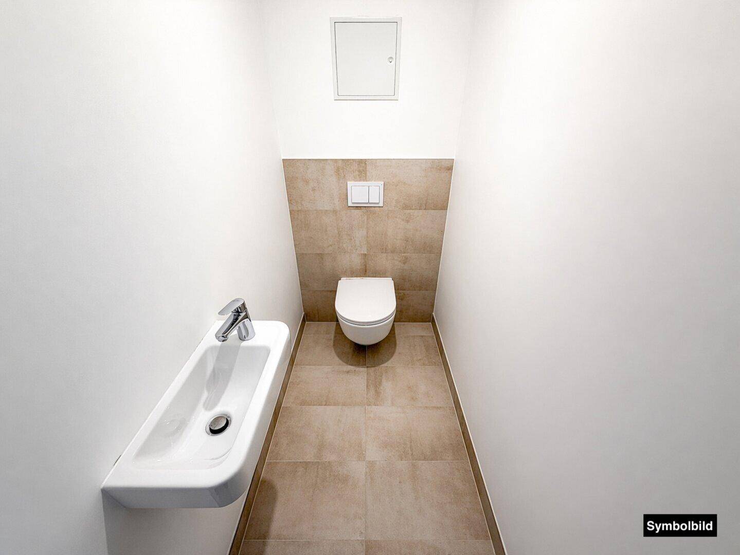 Gäste-WC mit wandhängender Toilette, kleinem Waschbecken und modernen Fliesen.