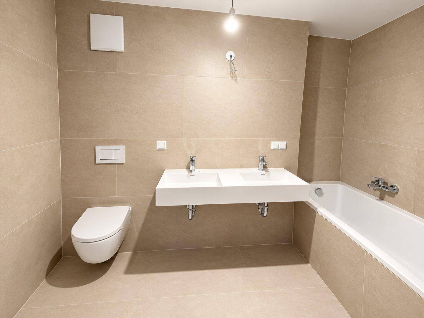 Modernes Badezimmer mit beigen Fliesen, Doppelwaschbecken, wandhängendem WC und integrierter Badewanne.
