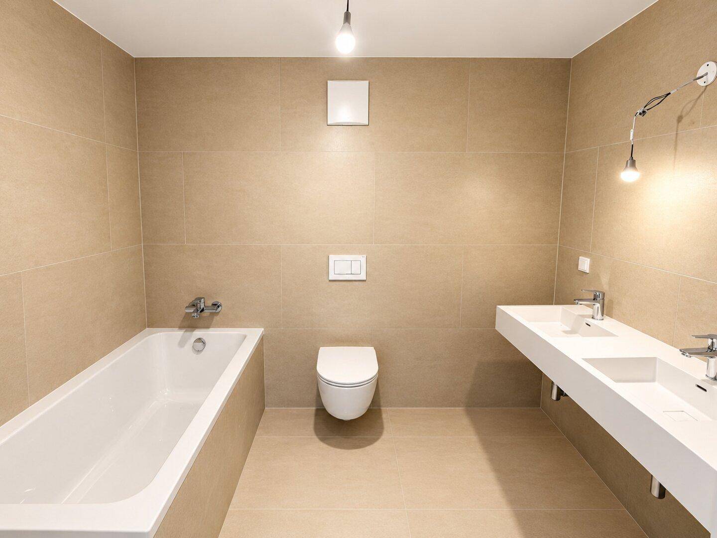 Modernes Badezimmer mit beigefarbenen Fliesen, Badewanne, wandhängendem WC und Doppelwaschbecken.