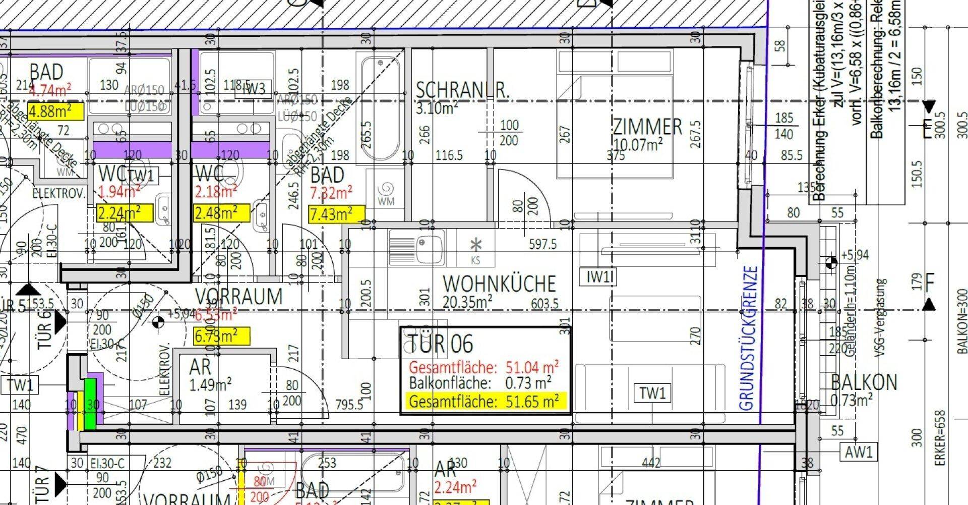 Detaillierter Grundriss einer Wohnung mit offener Wohnküche, mehreren Zimmern, Bädern und Balkon.