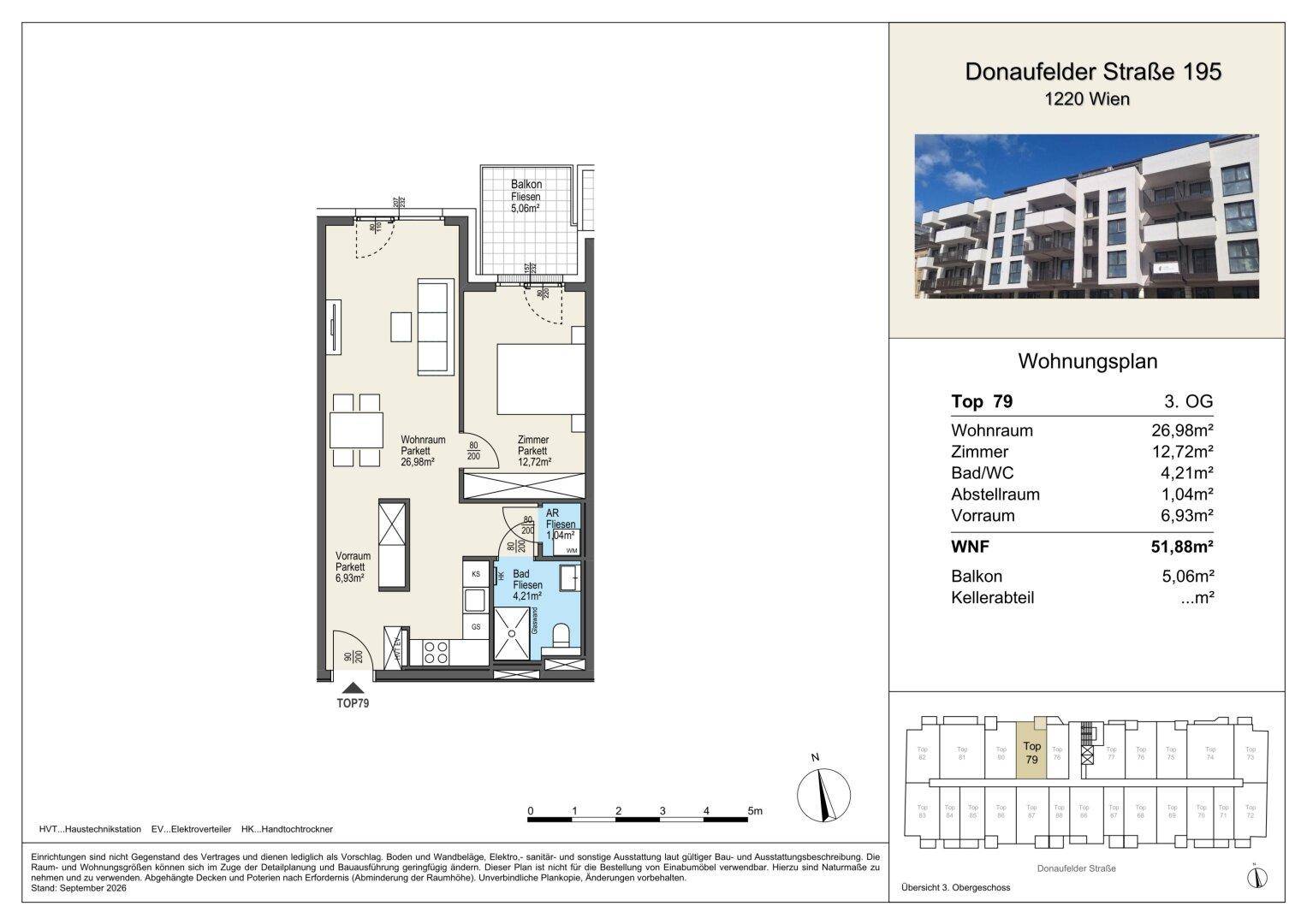 Detaillierter Grundriss einer Wohnung mit Wohnraum, Schlafzimmer und Balkon.