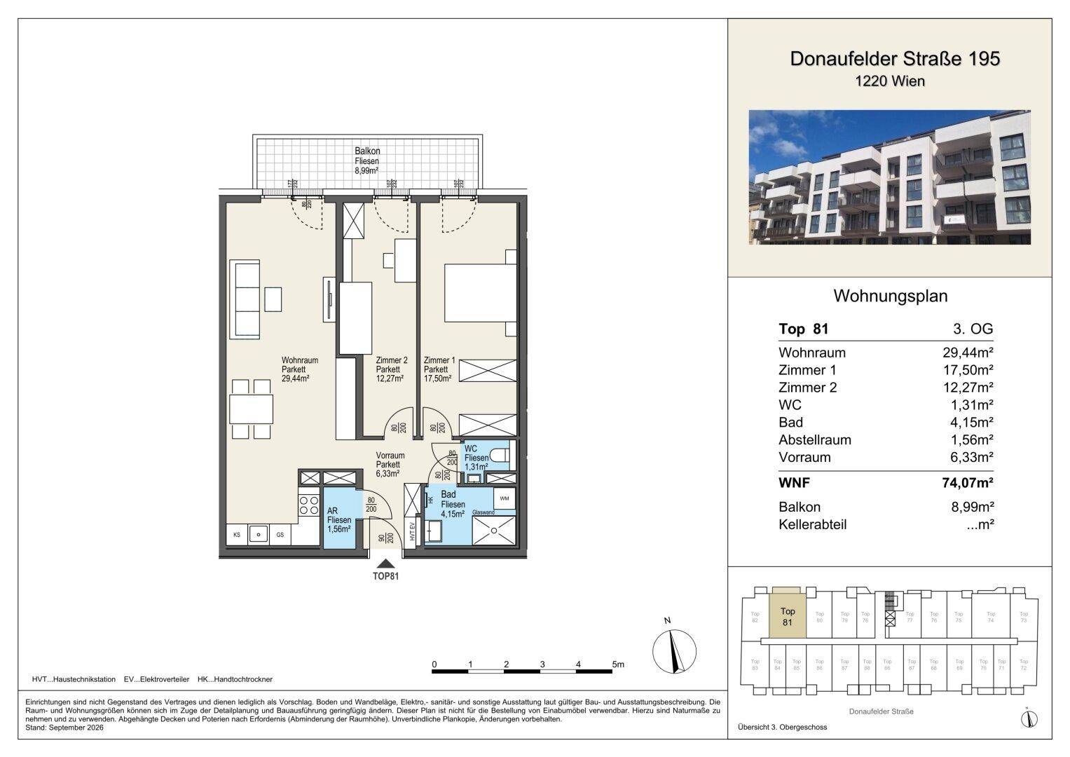 Detaillierter Grundriss einer Wohnung mit zwei Zimmern, Wohnraum, Bad und Balkon.