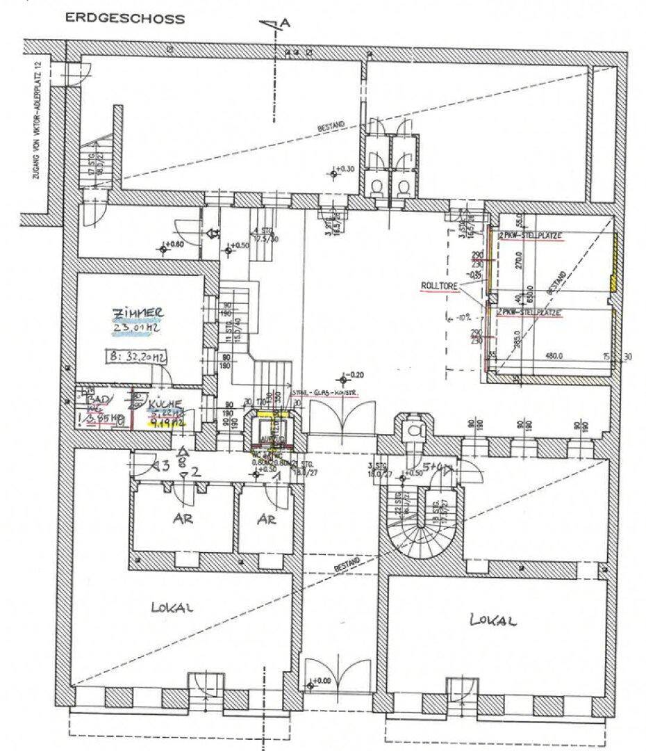 Gesamtgrundriss des Erdgeschosses mit verschiedenen Räumen, einem Aufzug und Parkplätzen.