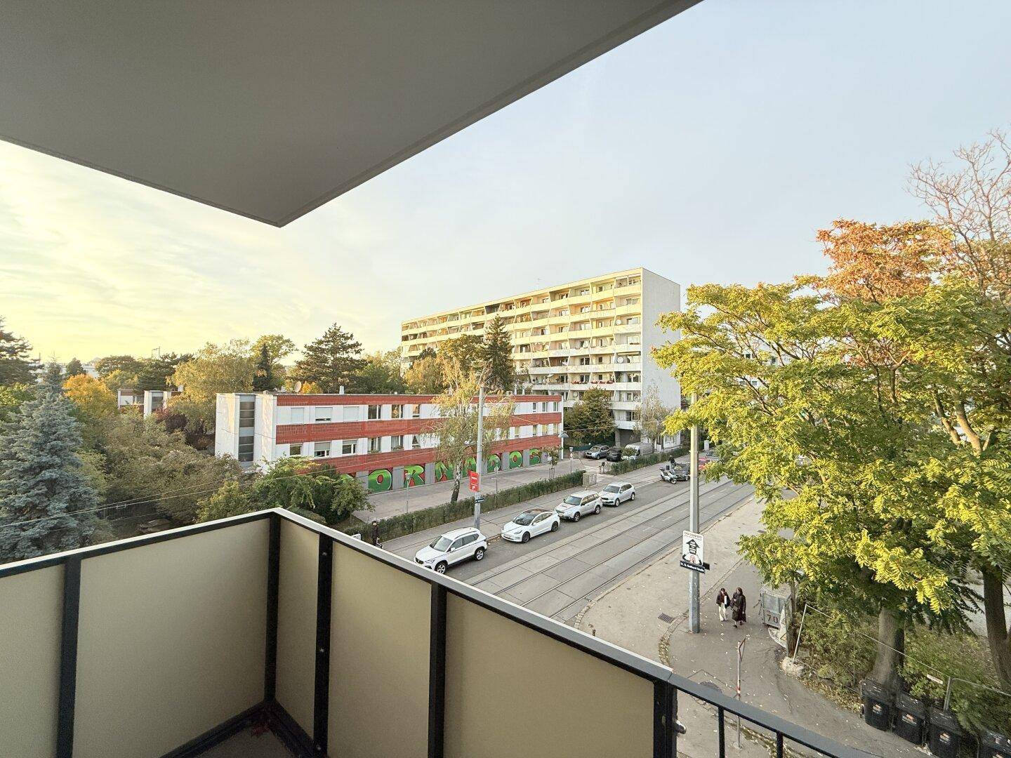 Balkon mit Weitblick über die Stadt und grüne Umgebung.
