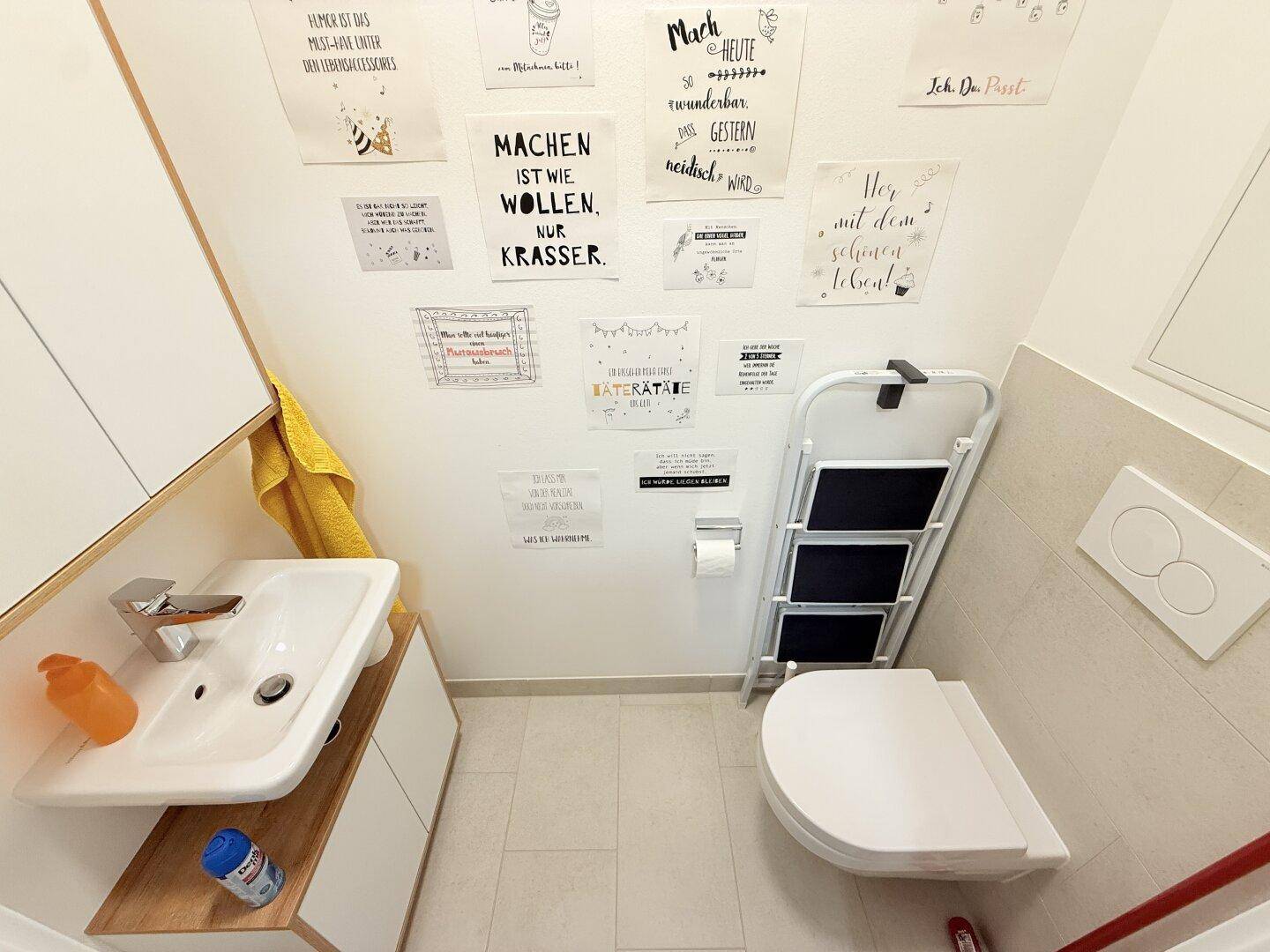 Kleines Gäste-WC mit modernem Design und praktischer Ausstattung.