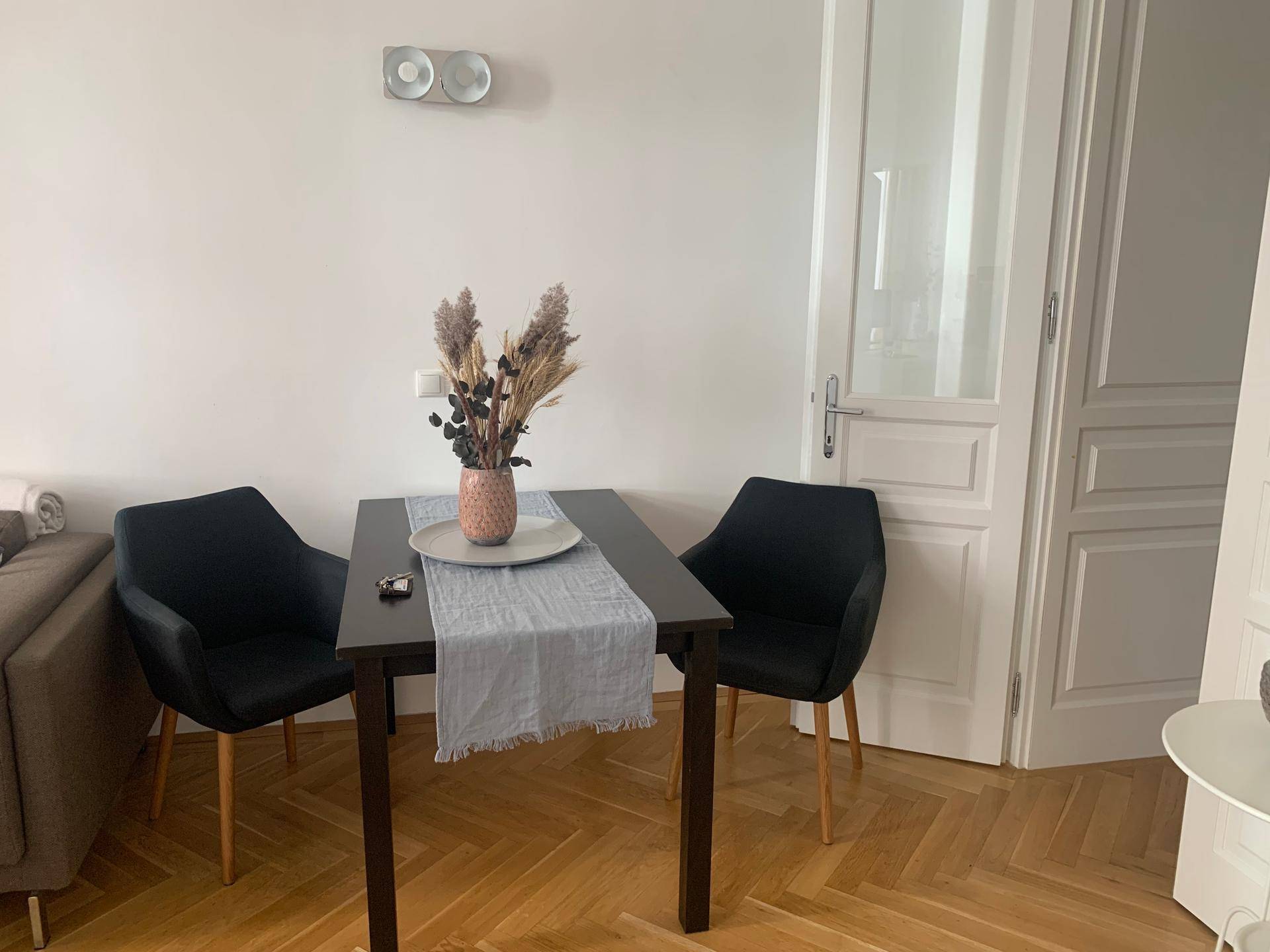 Gemütlicher Essbereich mit kleinem Tisch und zwei Stühlen, ideal für intime Mahlzeiten.