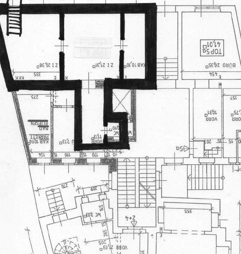 Detaillierter Grundriss mit verschiedenen Räumen, Treppen und Flächenangaben für eine Wohnung.