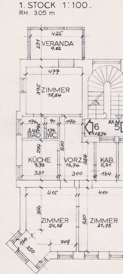 Detaillierter Grundriss des ersten Stocks mit Zimmern, Bad, WC und Veranda.