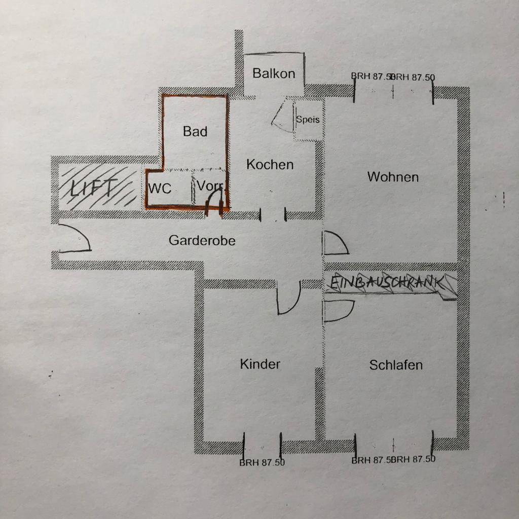Handgezeichneter Grundriss mit Aufteilung in Wohn-, Schlaf- und Nassbereiche sowie Balkon.
