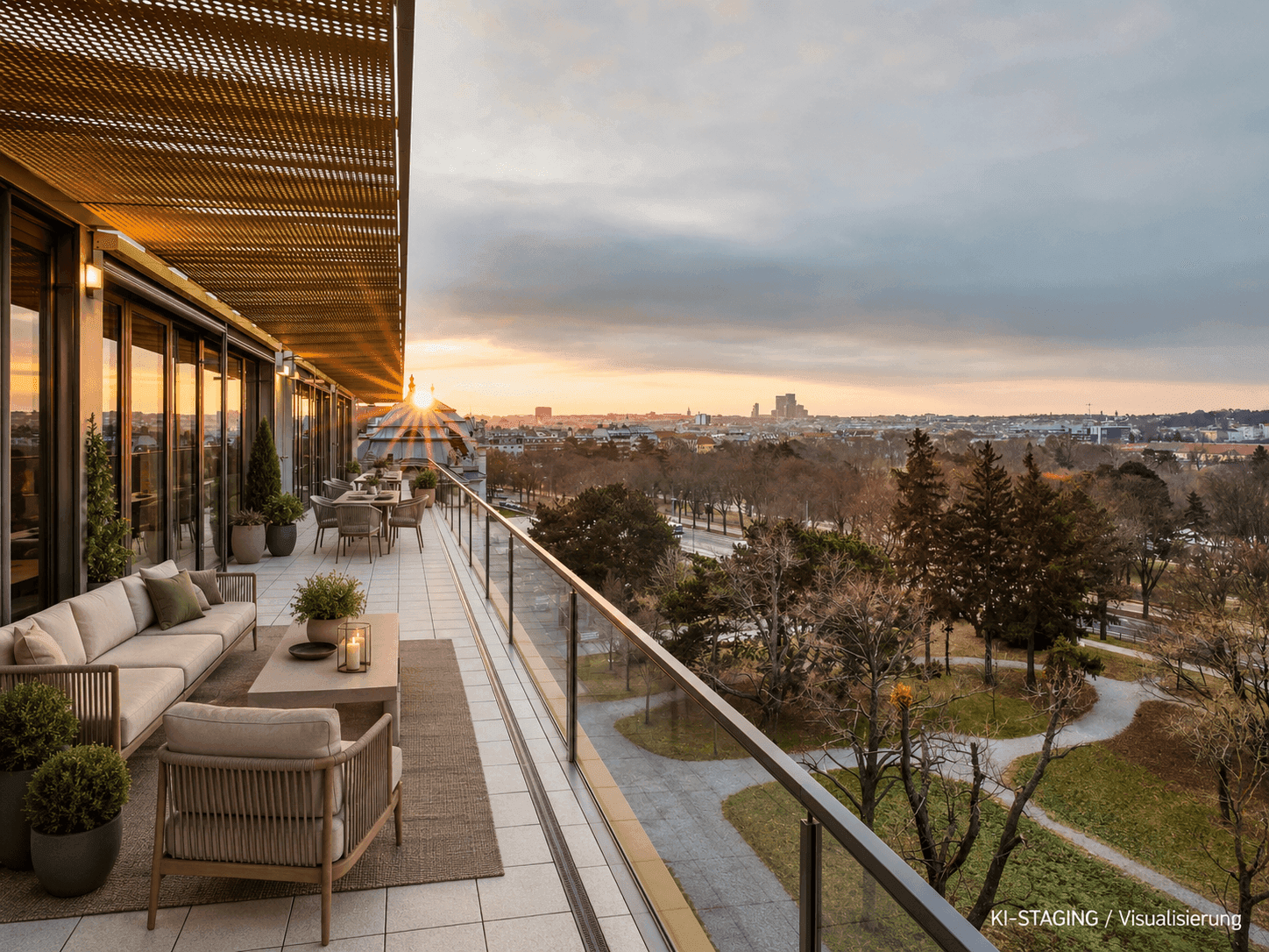 Geräumige Dachterrasse mit luxuriösen Sitzgelegenheiten und weitem Blick über die Stadt bei Sonnenuntergang.