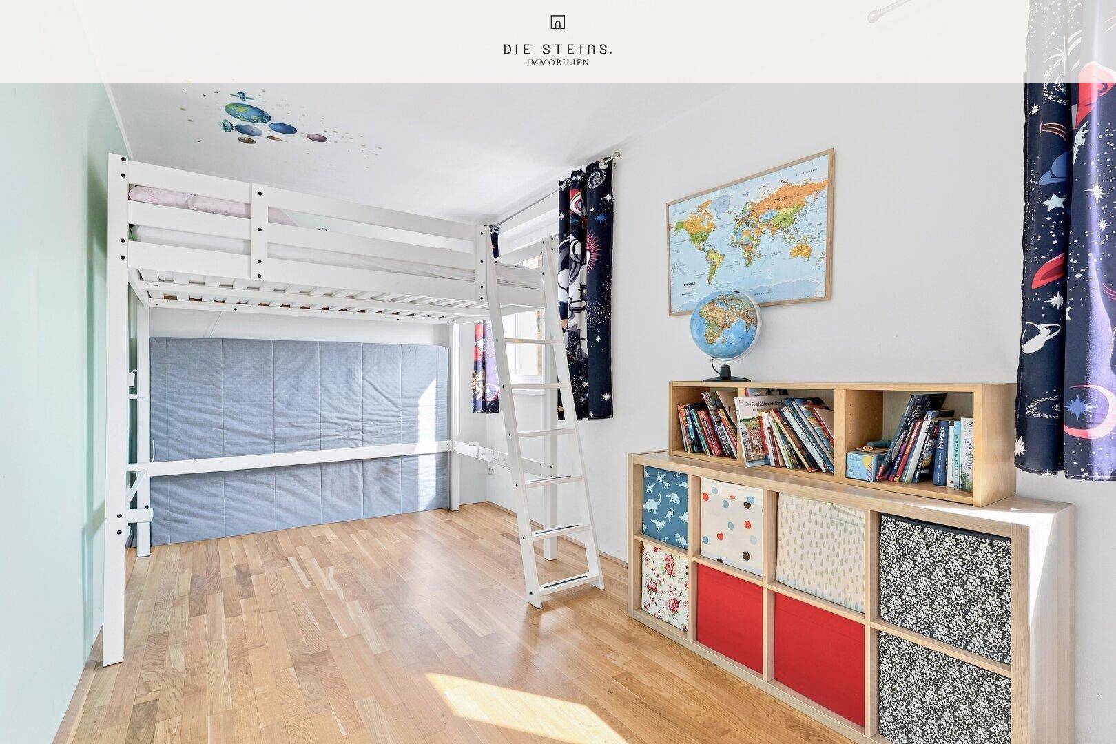 Kinderzimmer mit Hochbett, Schreibtisch und Holzparkettboden.