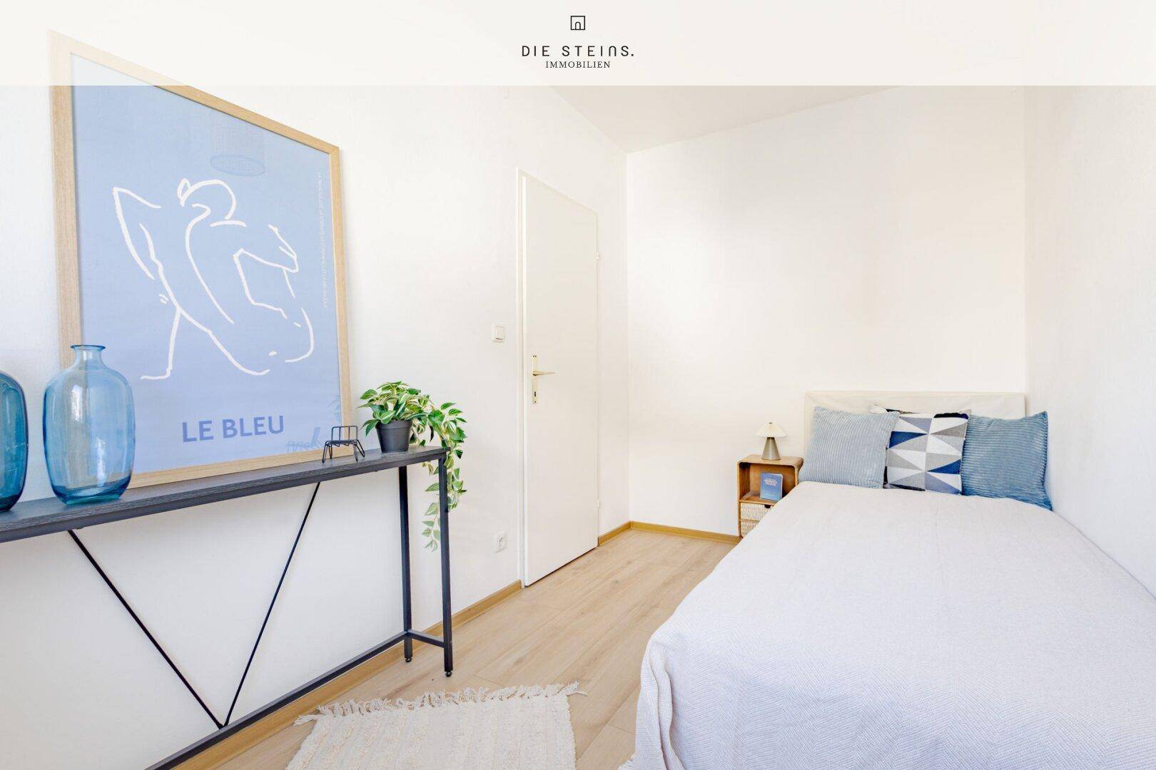Helles Schlafzimmer mit Einzelbett, Holzboden und moderner Dekoration.