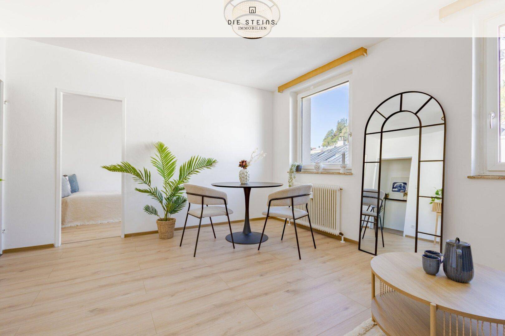 Offener Wohnbereich mit Essplatz und Zugang zu einem weiteren Zimmer.