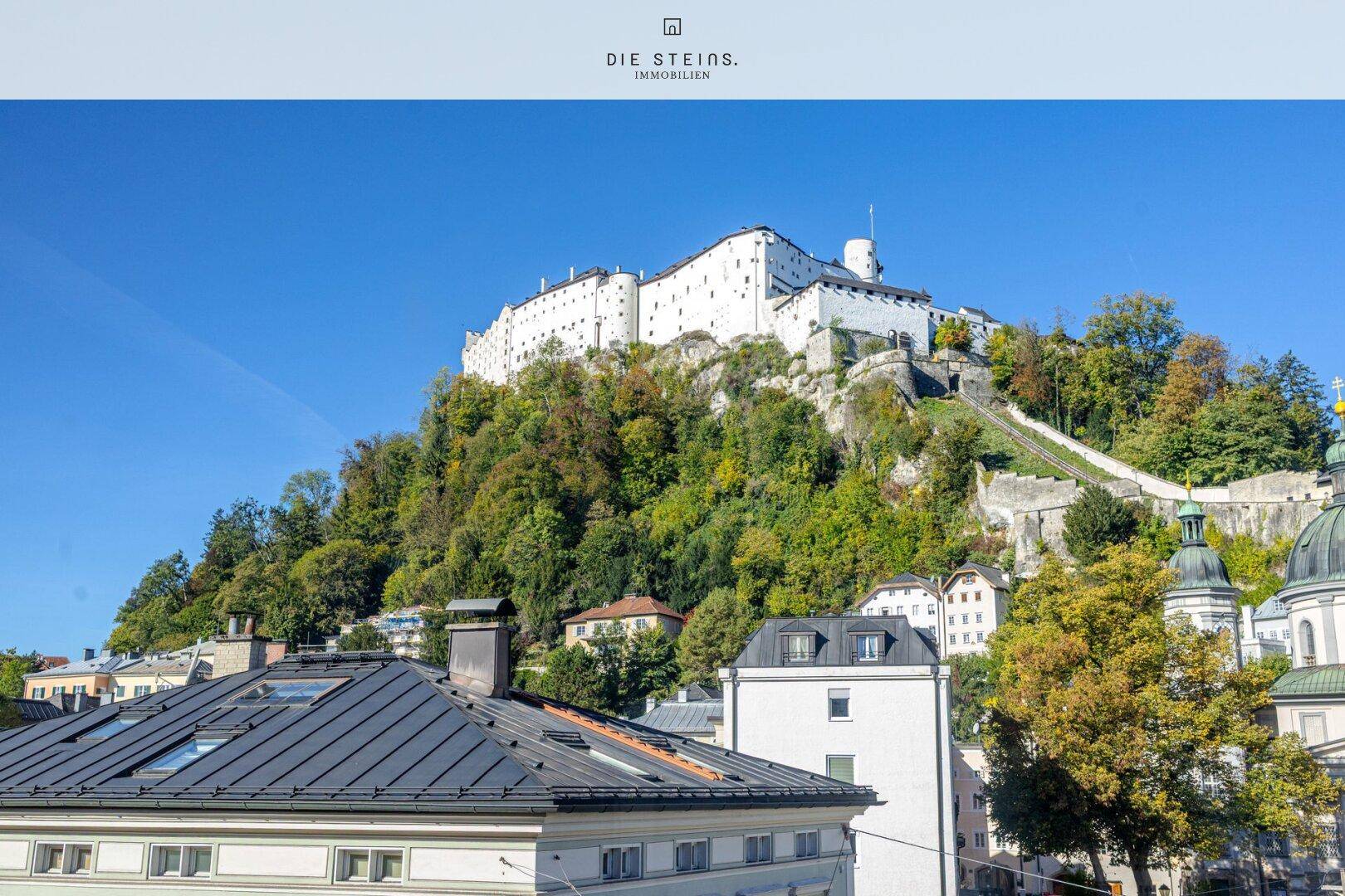 Beeindruckender Blick auf die Festung Hohensalzburg und die umliegende Stadtlandschaft.