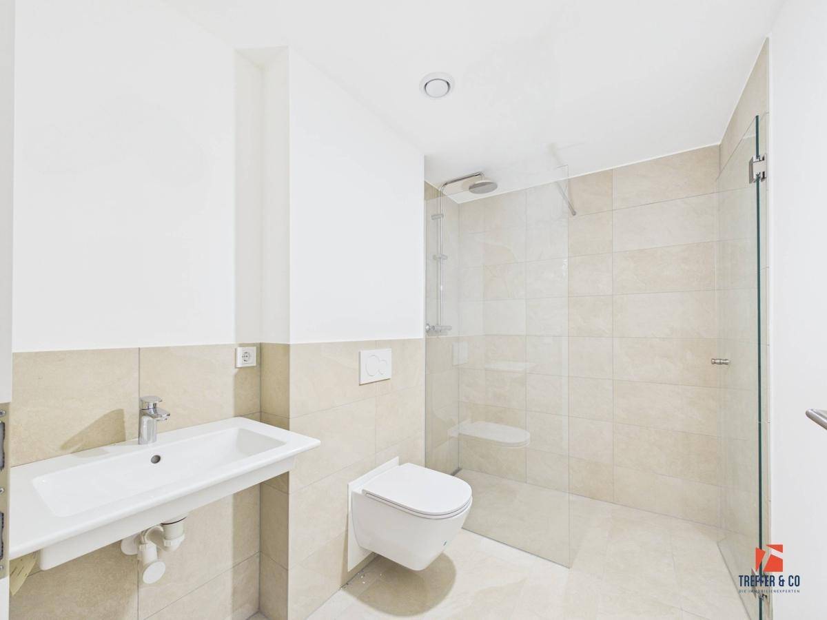 Modernes Badezimmer mit begehbarer Dusche, Wand-WC und Einzelwaschbecken.
