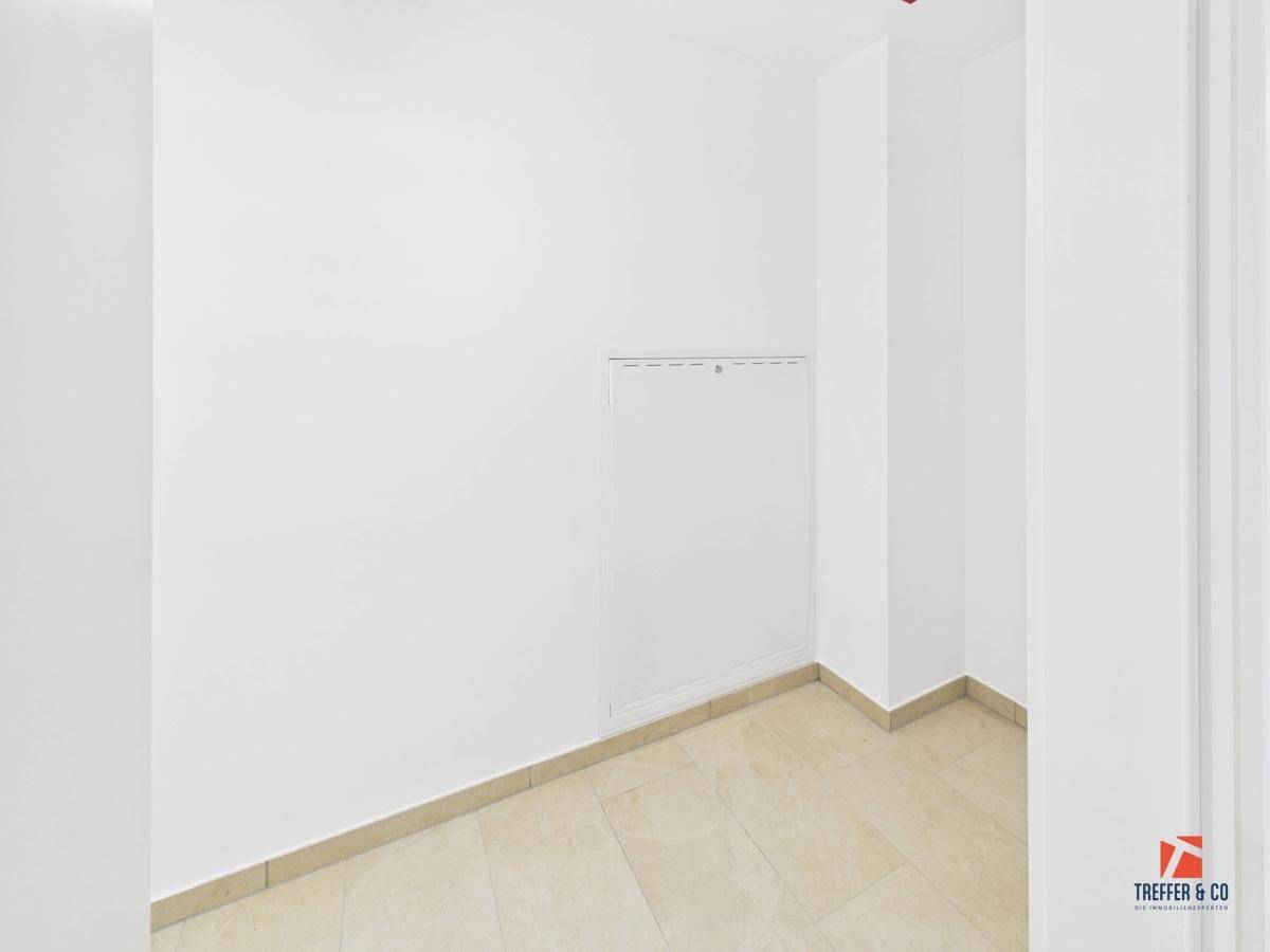 Kleiner Abstellraum mit Fliesenboden, ideal für zusätzlichen Stauraum.